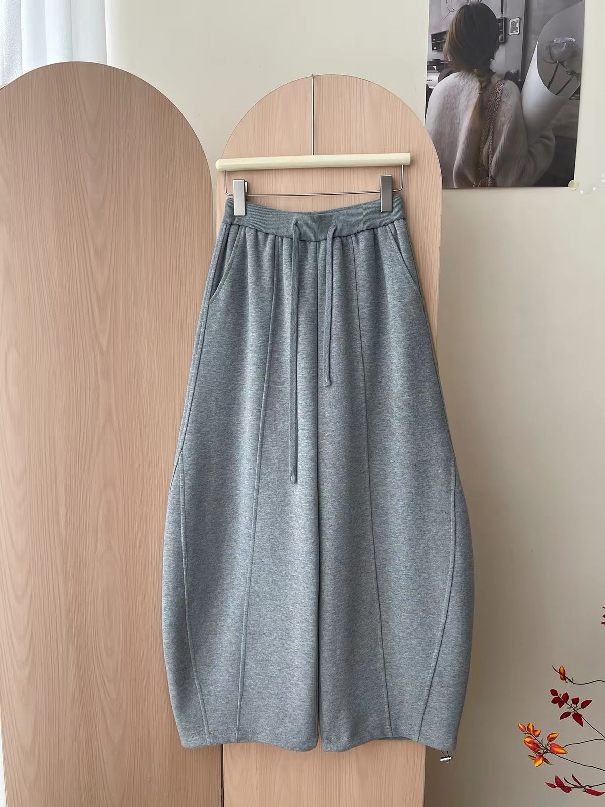 Japanese/Korean-style women's wide-leg sweatpants featuring a curved "scimitar" cut and balloon silhouette; designed for autumn/winter with a relaxed, laid-back vibe; versatile and casual, with a drawstring waist and adjustable cinched cuffs.
