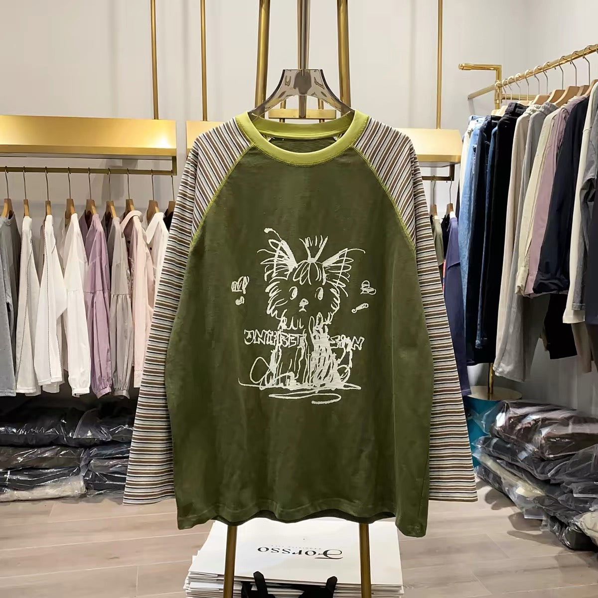 [Real-life shot from Xiao Ai's shop] "Messy-style puppy" graphic raglan-sleeve striped long-sleeve T-shirt – a stylish, youthful, and versatile top (Autumn 2026)