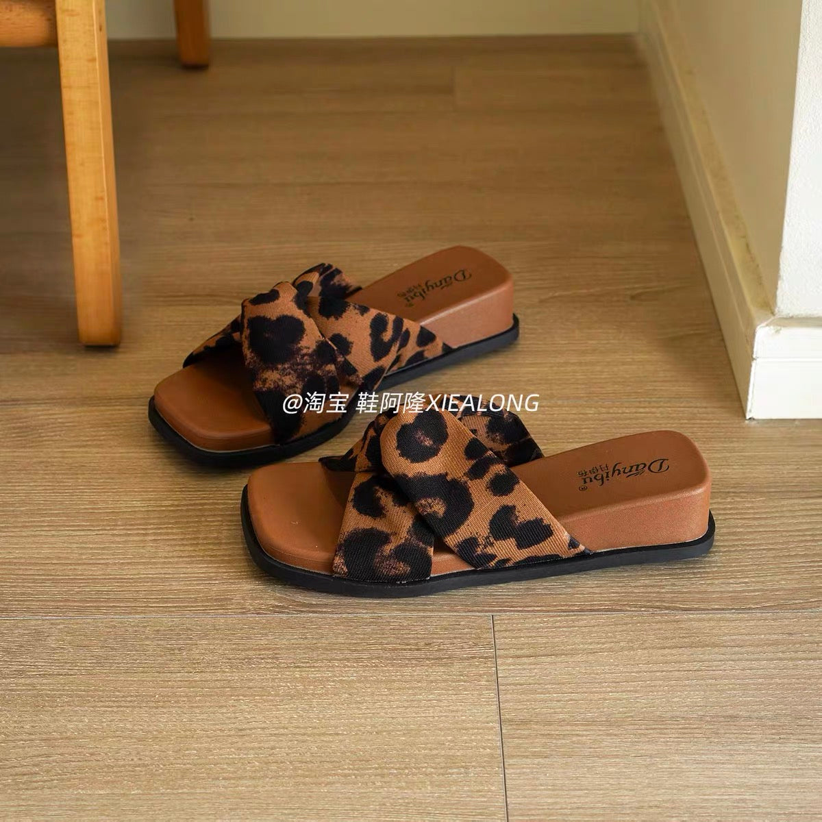 French-style polka-dot crisscross strap slides for women—thick-soled, suitable for outdoor wear; new for Summer 2026—casual, vacation, and beach-ready.