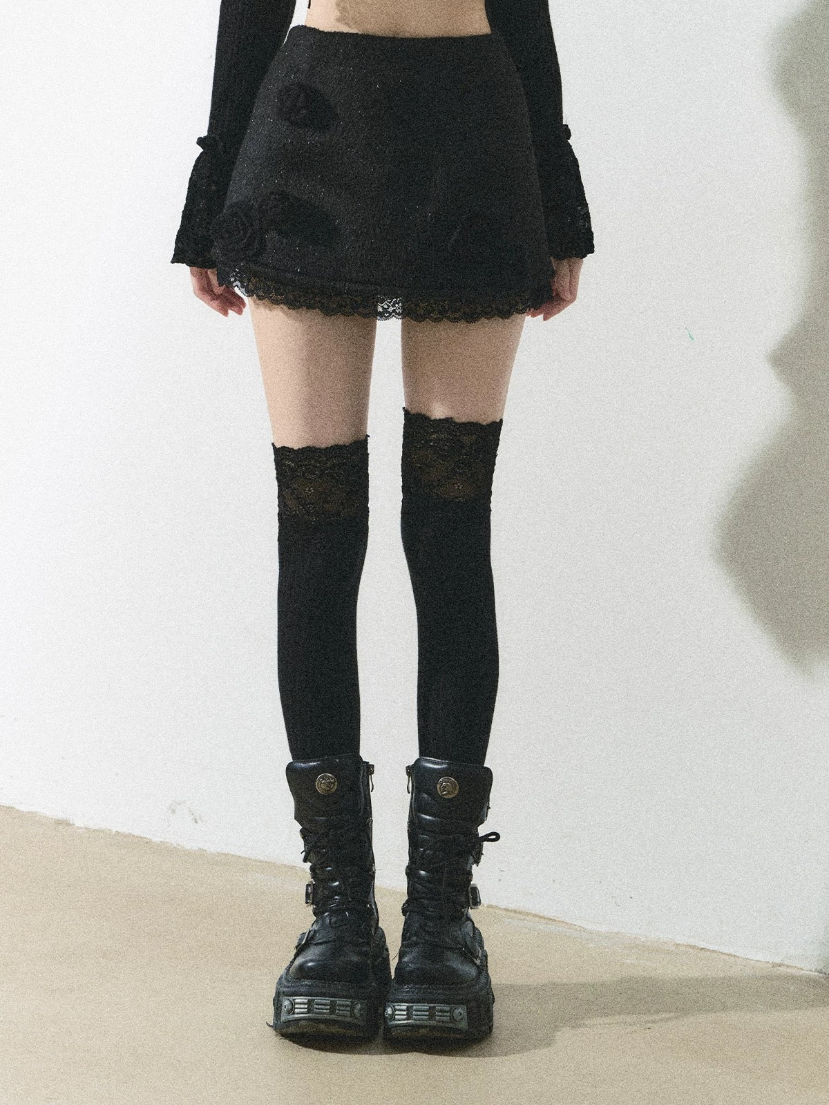 #白塔玫瑰 French lace sweet and spicy skirt for women autumn and winter A-line slim hip skirt sexy short skirt