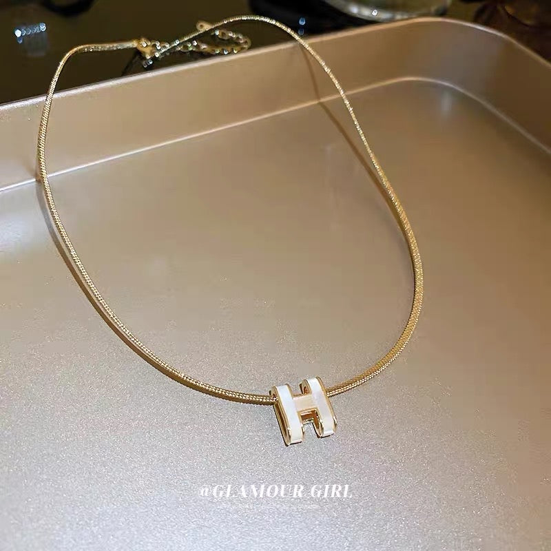 Real gold electroplated shell metal letter necklace Korean ins style light luxury high-end clavicle chain necklace female