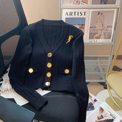 French metal brooch decorated knitted cardigan for women autumn 2023 new slim fit V-neck short top V1136