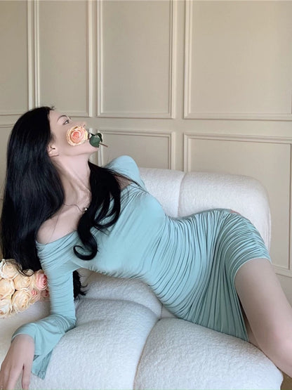Sexy one-shoulder dress for women in autumn, waist-cinching tight skirt, long-sleeved skirt, beautiful figure, hip-hugging short skirt for little moms