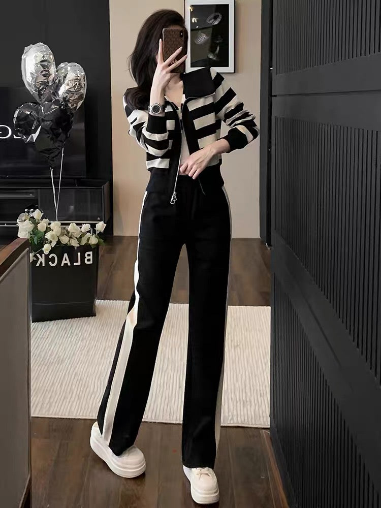 Sports and leisure suits for women, new fashionable autumn clothes, slimming and age-reducing striped sweatshirts, wide-leg pants, two-piece trendy set (V6617)