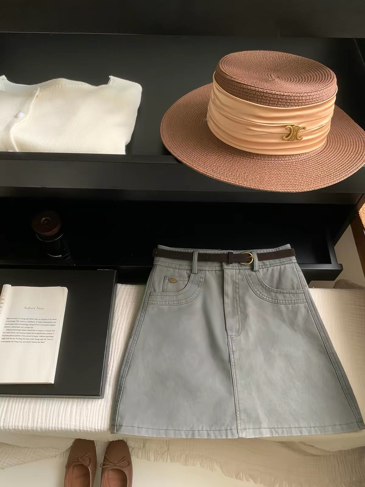 American-style vintage high-end washed denim A-line skirt in khaki; a trendy, form-fitting "hot girl" style skirt perfect for spring and summer.