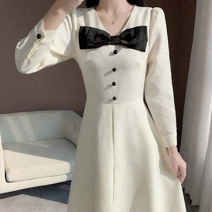 2023 new autumn clothing fashion temperament commuting v-neck splicing French slim niche design long-sleeved dress