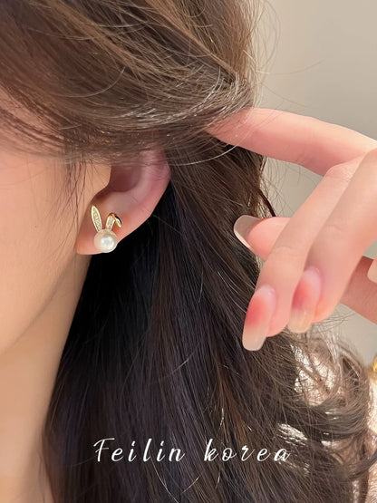 Small animal biting ear earrings 2023 new style hot style pearl earrings for women design advanced rabbit earrings
