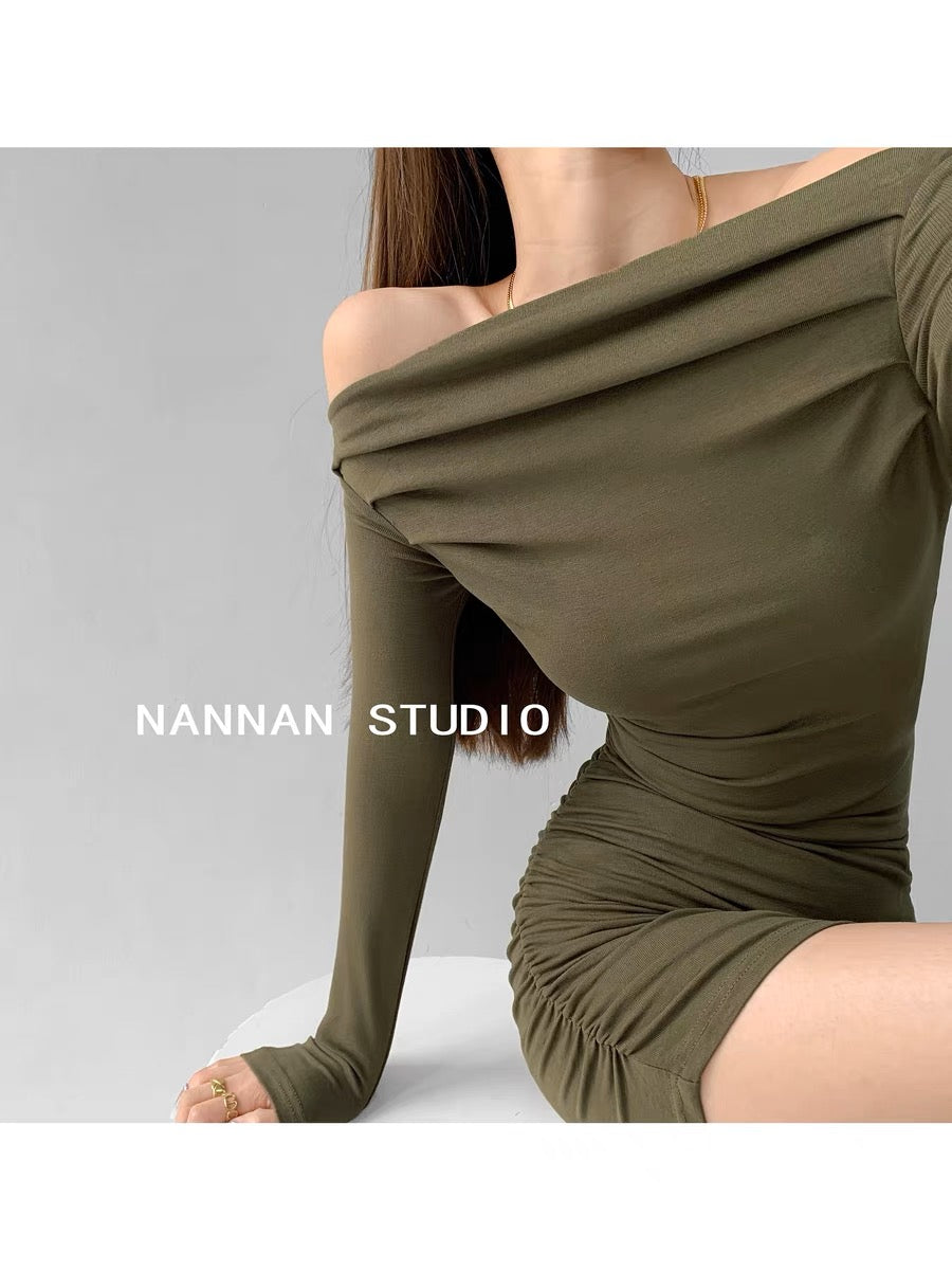 Pure lust sexy off-shoulder clavicle slim long-sleeved dress for women spring and autumn hot girl waist tight pleated butt-covering short skirt (S0820)