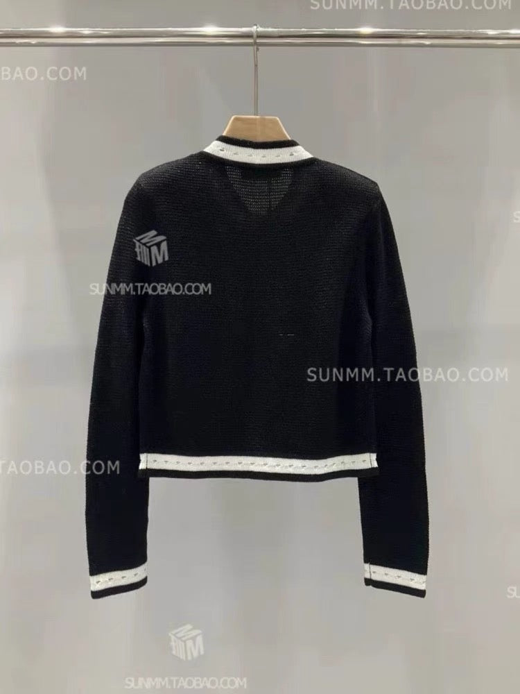 Buyer store 23 early autumn high-end niche black and white contrasting metal buckle Hepburn style French retro short cardigan sweater