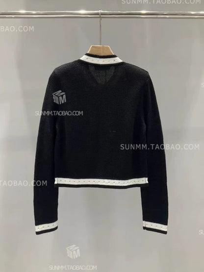 Buyer store 23 early autumn high-end niche black and white contrasting metal buckle Hepburn style French retro short cardigan sweater