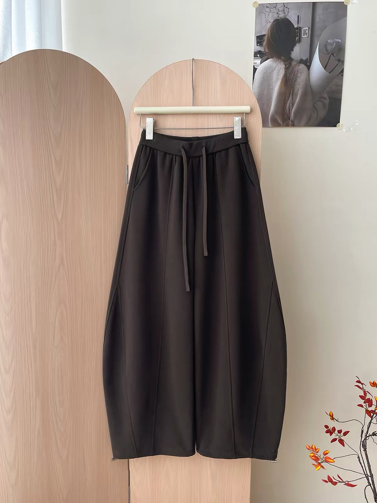 Japanese/Korean-style women's wide-leg sweatpants featuring a curved "scimitar" cut and balloon silhouette; designed for autumn/winter with a relaxed, laid-back vibe; versatile and casual, with a drawstring waist and adjustable cinched cuffs.