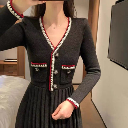2023 Autumn French Retro Black V-neck Diamond Button Slim Fragrance Style Knitted Dress Slim Pleated Sweater Dress D9194