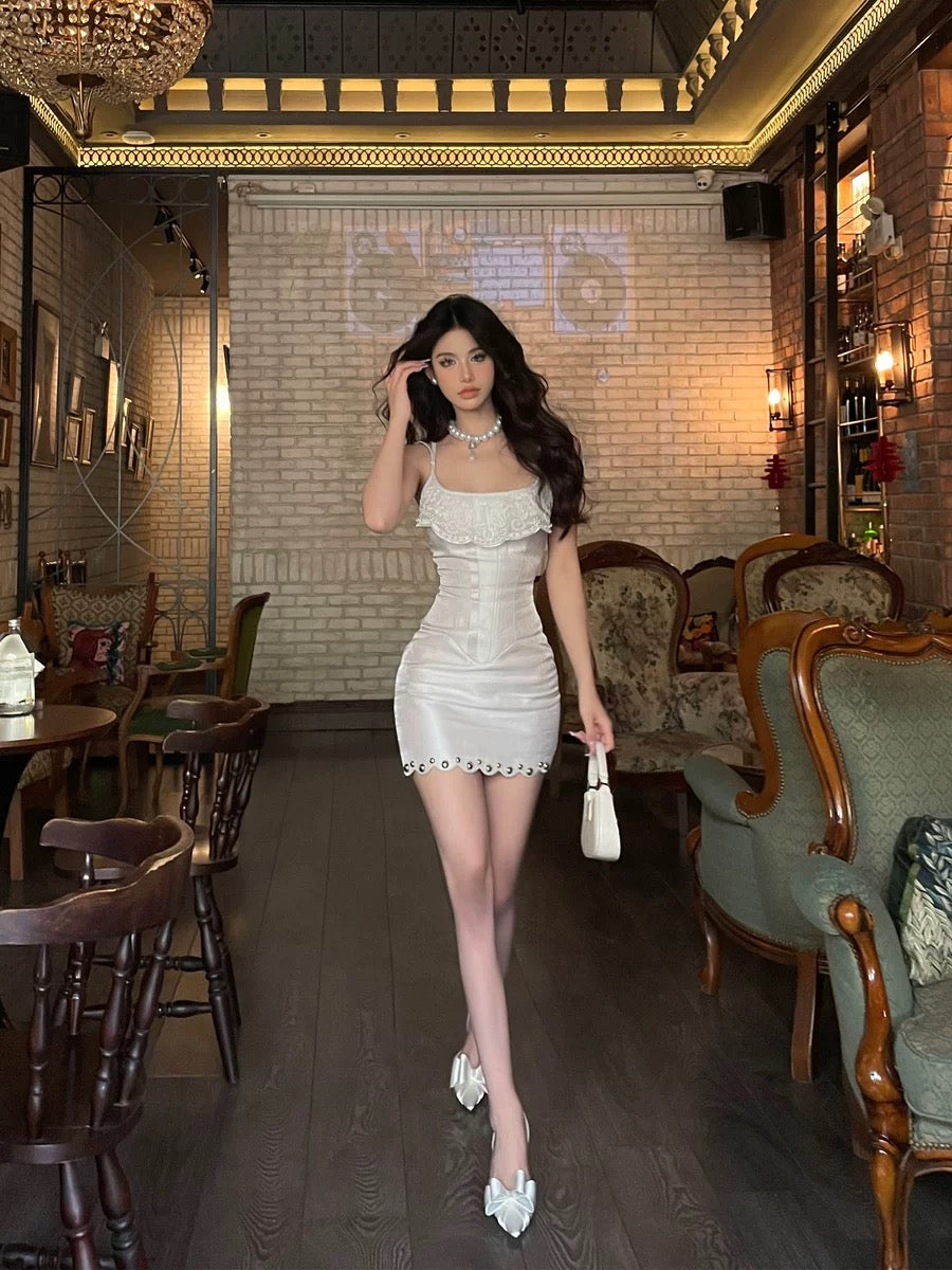 Dust Deng Deng French white suspender dress for women 2024 early spring new lace splicing suspender skirt