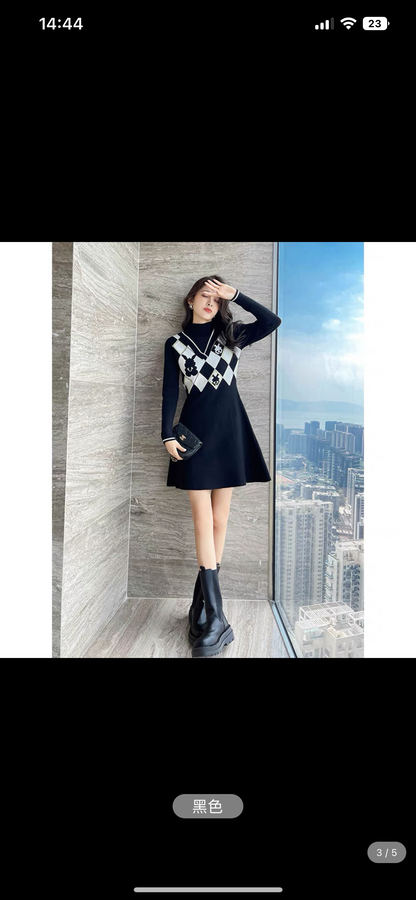 Autumn clothing 2023 new French salt knitted Klein blue dress winter high-end skirt for women autumn and winter T2355