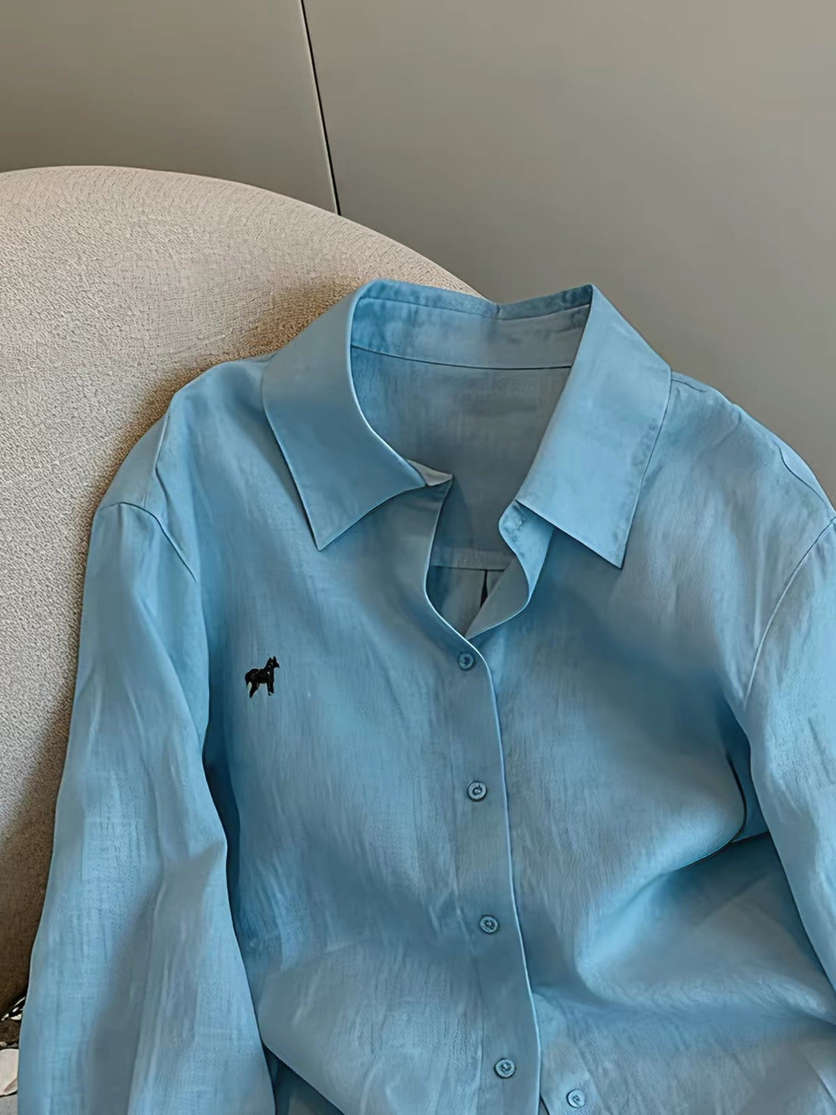 European-style retro, chic, and casual sun-protection shirt—loose-fitting and slimming, suitable for men and women; a stylish, versatile piece for spring and autumn.