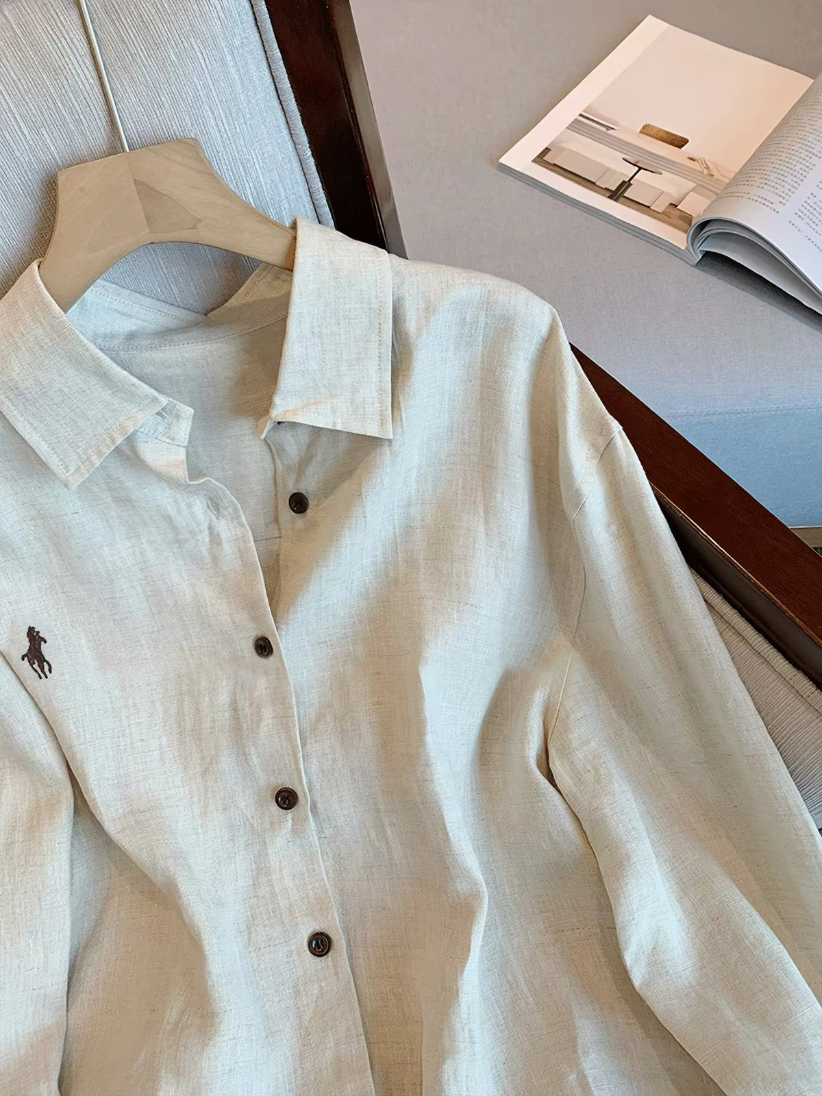 Women's "Old Money" style long-sleeve shirt featuring a polo collar, retro print, and paneling design; a relaxed, laid-back, and slimming piece suitable as a shirt or light outer layer for summer.