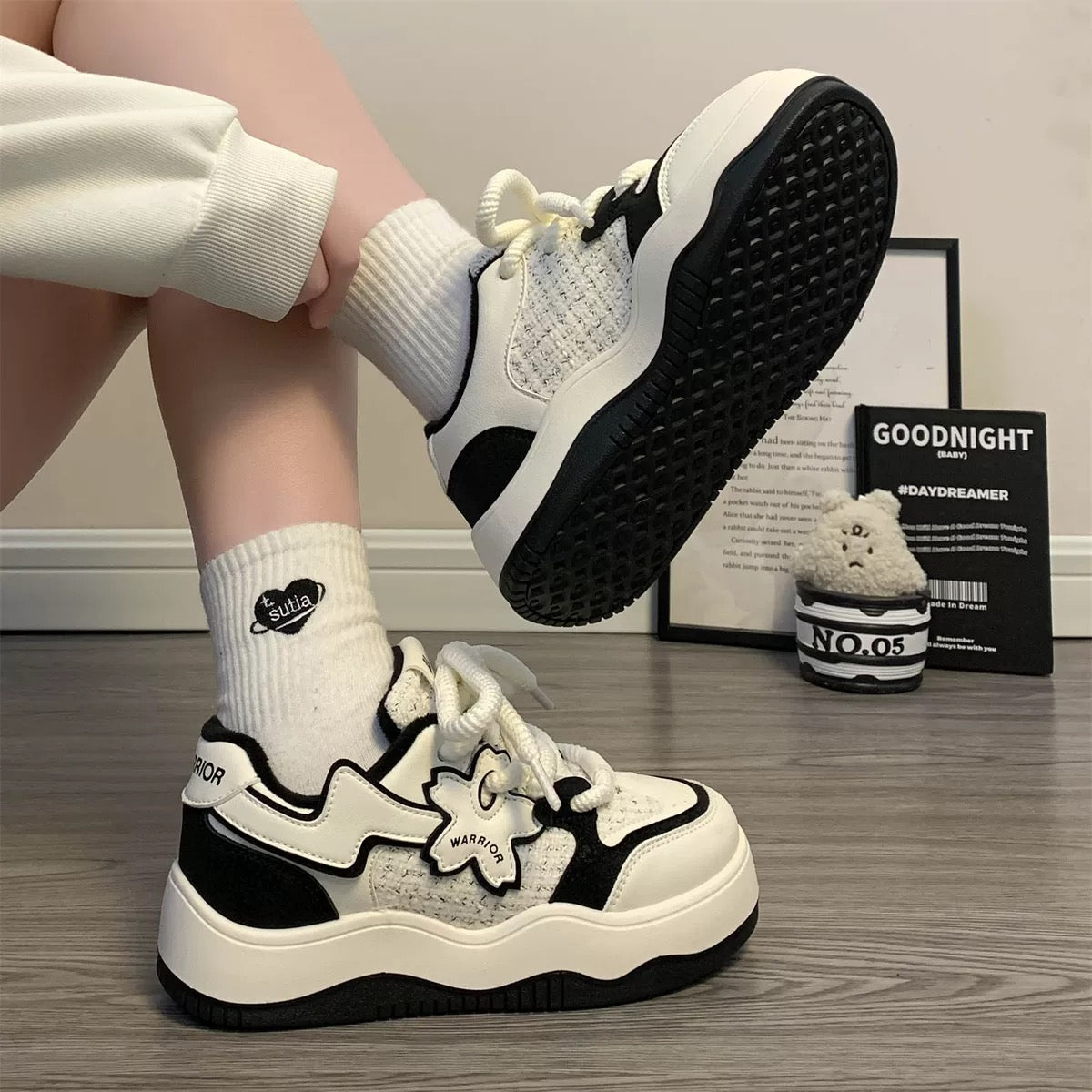 Pull back thick-soled plus velvet white shoes for women 2023 winter new warm plus cotton sneakers casual American retro shoes