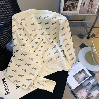 Counter shopping malls have withdrawn international big-name brand cut-label women's white letter love printed knitted suits