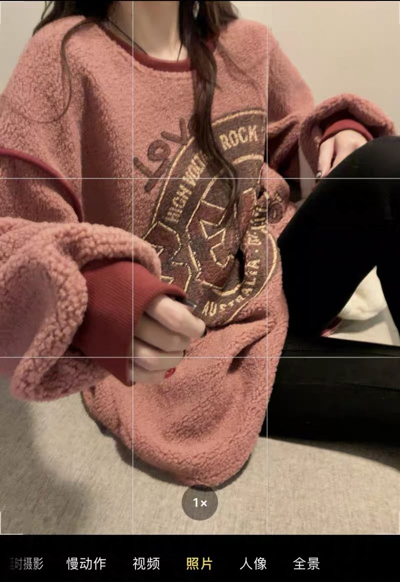 Designed distressed printed sweatshirt for women autumn and winter 2023 new mid-length imitation lamb wool loose lazy style top A2240