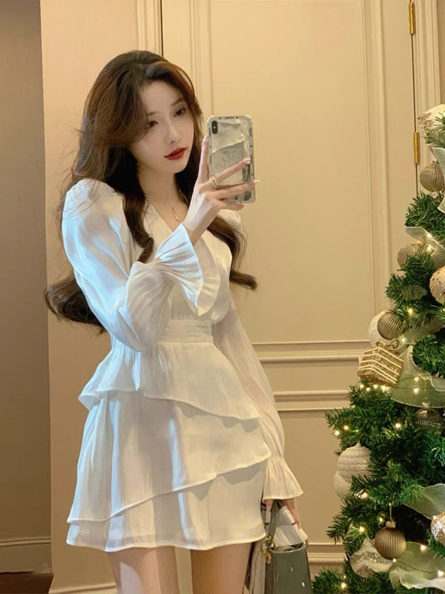 Little Hot Girl V-neck Bell Sleeve White Dress Female 2023 French Waist Irregular Pure Desire Short Skirt (D016)
