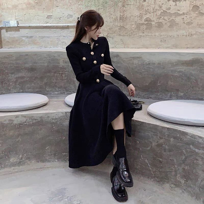 European station autumn and winter new style literary and artistic style to reduce age, this year's popular knitted tops and skirts two-piece suits for women