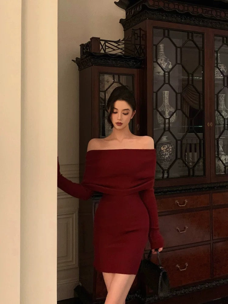 Burgundy long-sleeved knitted dress for women in autumn and winter, on Lee Nhi Boutique Burgundy long-sleeved knitted dress for women in autumn and winter, on Lee Nhi Boutique