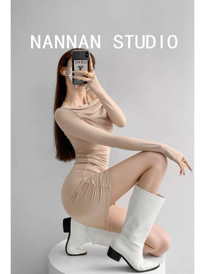 Pure lust sexy off-shoulder clavicle slim long-sleeved dress for women spring and autumn hot girl waist tight pleated butt-covering short skirt (S0820)