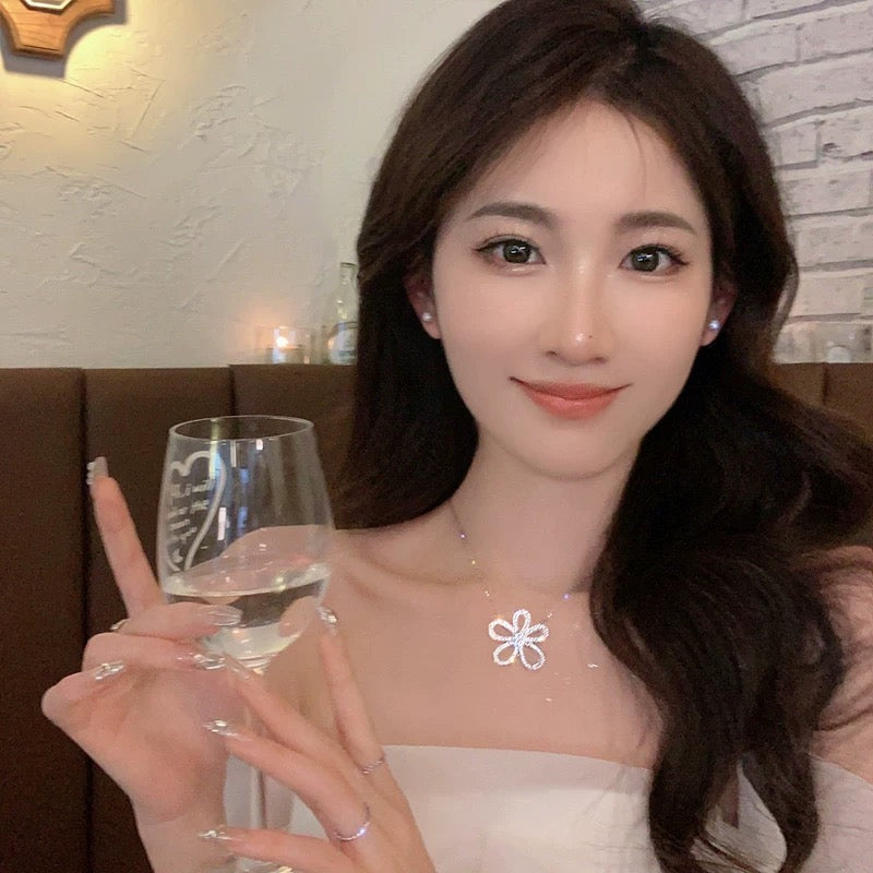 Micro-encrusted zircon five-petal flower necklace, light luxury niche women's high-end design, 2023 new hot style clavicle chain trend