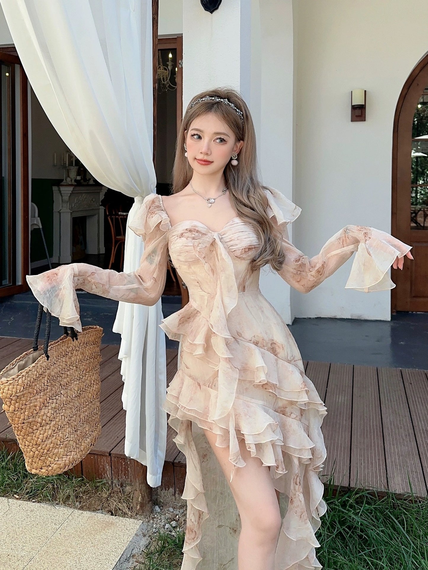 MOXI's beauty goddess has arrived, a beautiful romantic three-dimensional ruffled textured and smudged elegant dress with short front and long back