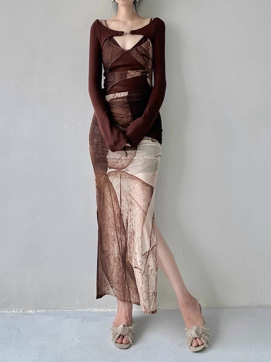 Le Disa Maillard wears a two-piece suit with brown temperament and double-layer mesh hollow elastic dress