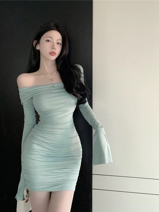Sexy one-shoulder dress for women in autumn, waist-cinching tight skirt, long-sleeved skirt, beautiful figure, hip-hugging short skirt for little moms