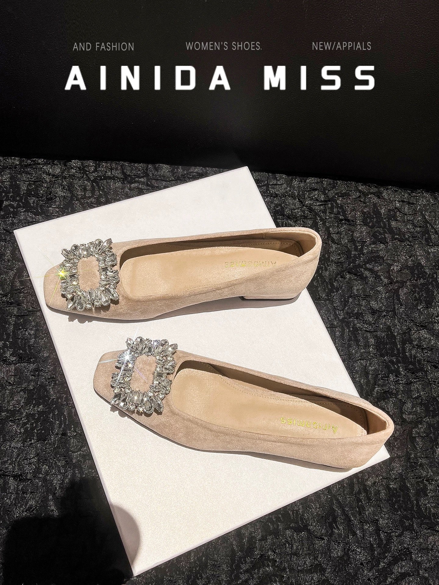 Elegant square-toe flats in a chic “little fragrance” style, featuring a sparkling rhinestone buckle. Soft sole, comfortable fit — perfect for fall and winter outfits.