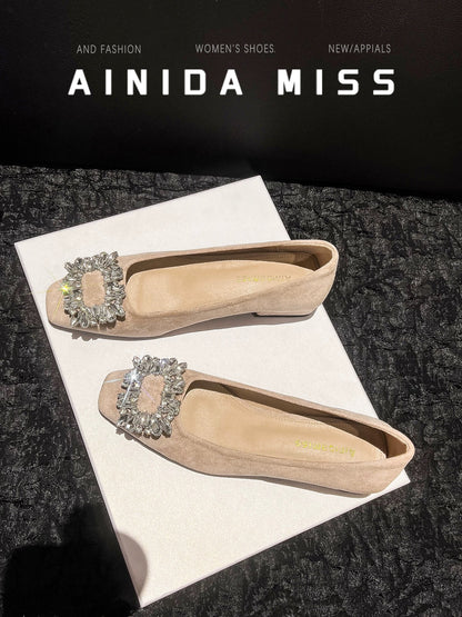 Elegant square-toe flats in a chic “little fragrance” style, featuring a sparkling rhinestone buckle. Soft sole, comfortable fit — perfect for fall and winter outfits.