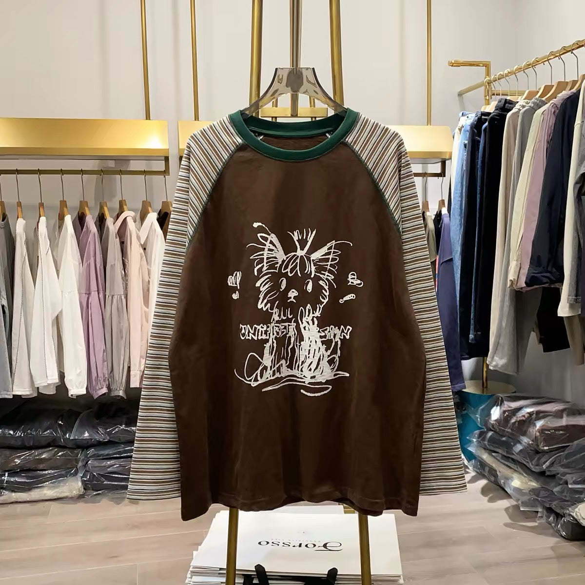 [Real-life shot from Xiao Ai's shop] "Messy-style puppy" graphic raglan-sleeve striped long-sleeve T-shirt – a stylish, youthful, and versatile top (Autumn 2026)