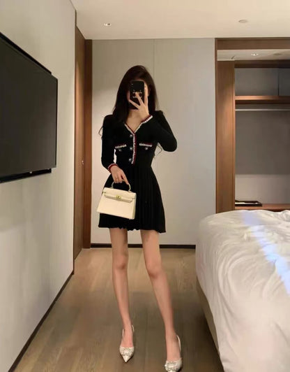 2023 Autumn French Retro Black V-neck Diamond Button Slim Fragrance Style Knitted Dress Slim Pleated Sweater Dress D9194