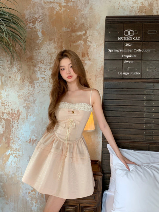 Mummy Cat lays eggs, Riza's daughter is exquisite and sweet, bow-tied lace short suspender dress