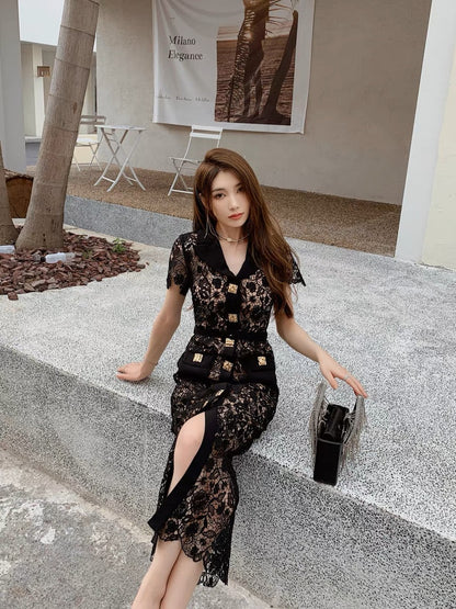 The heroine wears a mature lady-style outfit in a simple and high-end black sexy hollow waist slimming dress and long skirt (D161)