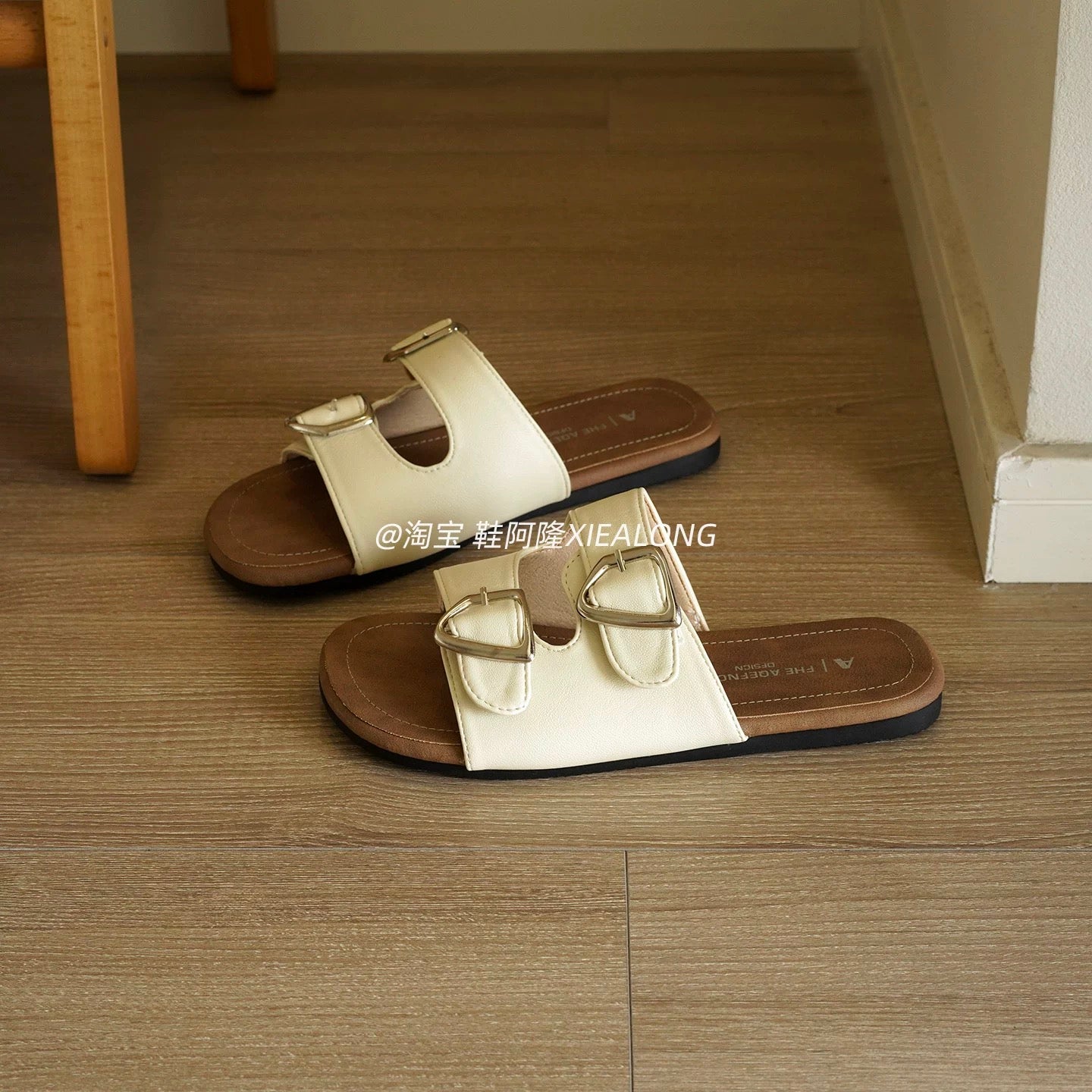 French-style black double-buckle flat slides for women – 2026 summer new arrival featuring metal buckles, suitable for vacation and beach wear.