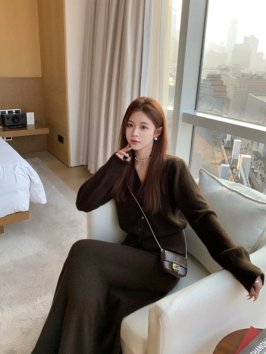 Mr. Smoke White Knitted Suit Women's Autumn and Winter Long Sleeve V-Neck Top High Waist A-Line Skirt Two-piece Set