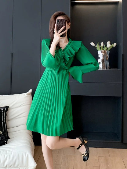 High-end lady dress women's autumn 2023 new French style waist slimming long-sleeved pleated skirt