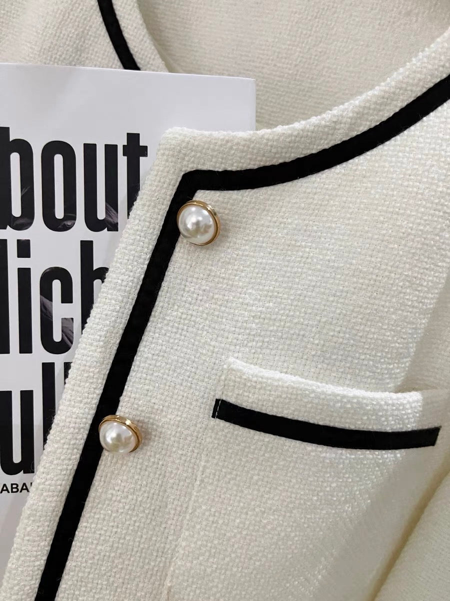 White round neck small fragrance suit jacket women 2023 new autumn temperament French ladies simple short suit