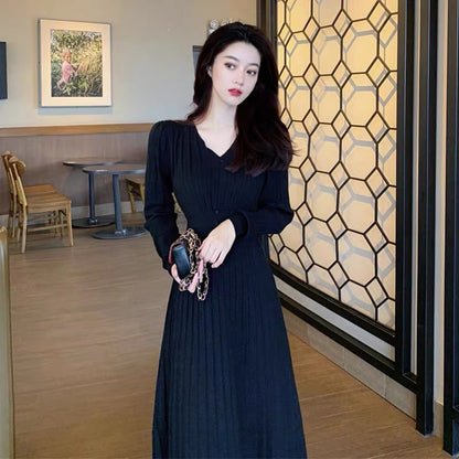 European station's new autumn style waist-slimming and age-reducing Hepburn style royal sister knitted dress bottoming long skirt