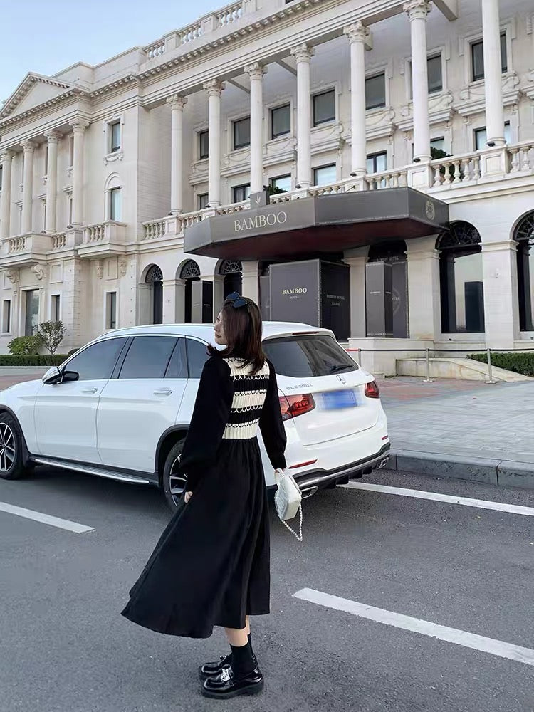 Zhang's temperament fashionable knitted dress women's European and American style retro long-sleeved little black dress V-neck slim long dress autumn