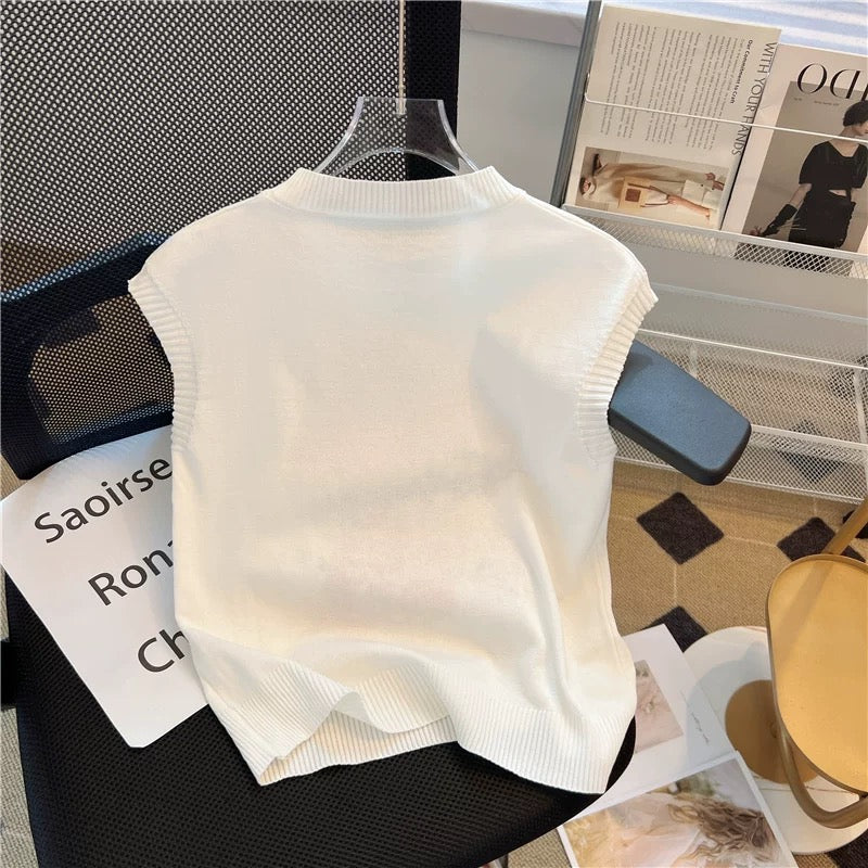 Guangzhou Thirteen Lines’ popular counter shopping mall has withdrawn international big-name summer colorful embroidered knitted vests for women