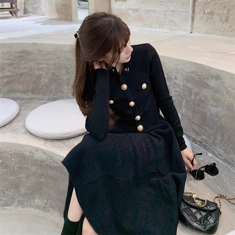 European station autumn and winter new style literary and artistic style to reduce age, this year's popular knitted tops and skirts two-piece suits for women