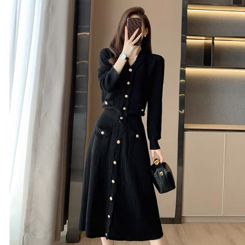 European station's new autumn style waist-slimming and age-reducing Hepburn style royal sister knitted dress bottoming long skirt