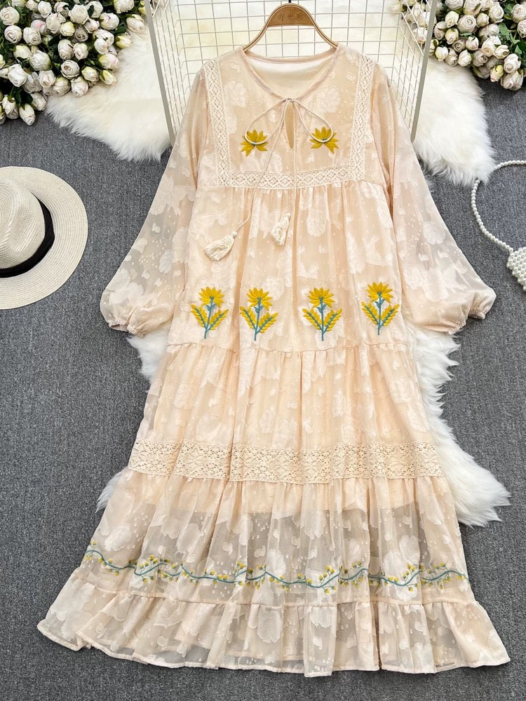 Beach holiday dress with round neck and embroidered flowers, loose and Lee Nhi Boutique Beach holiday dress with round neck and embroidered flowers, loose and Lee Nhi Boutique