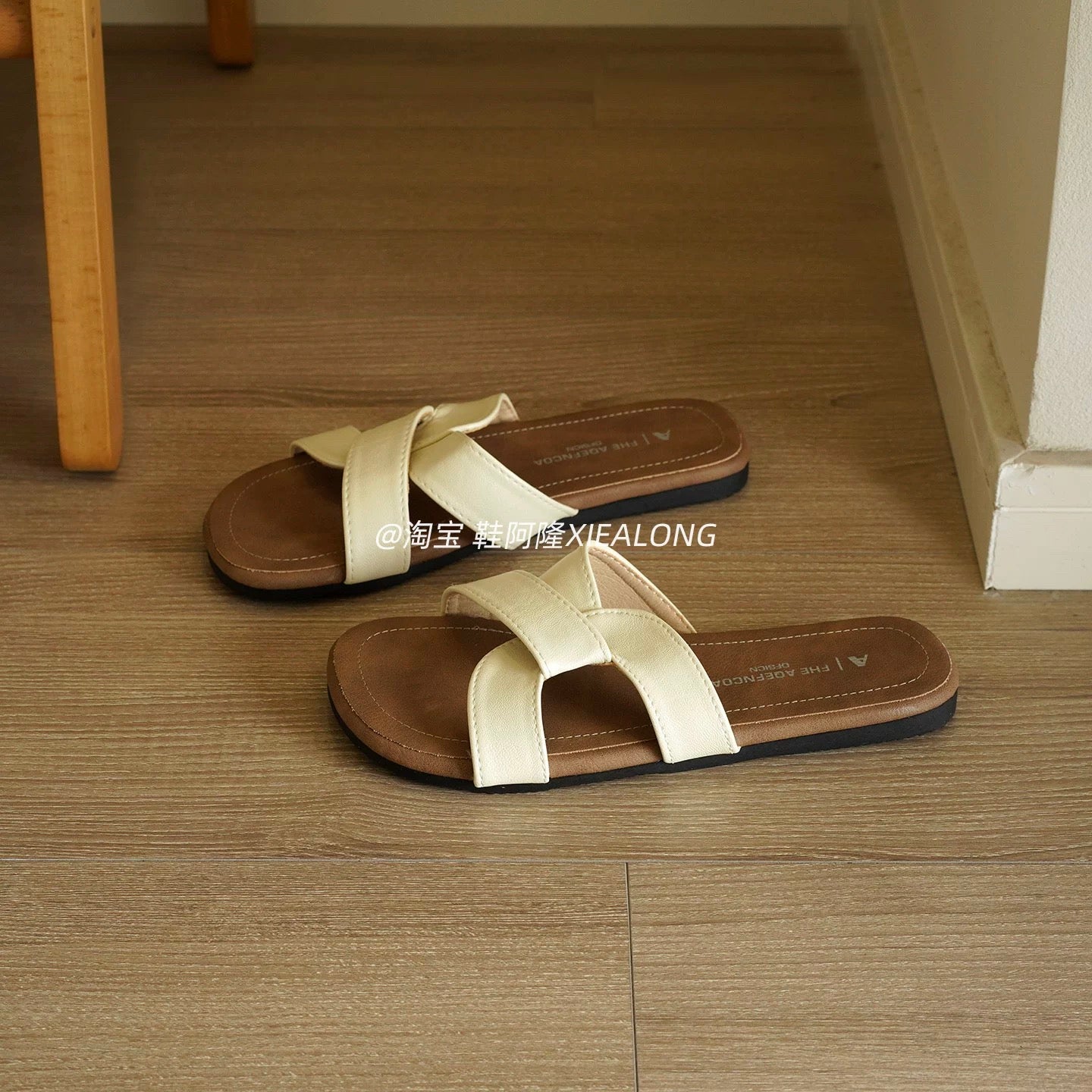 French-style minimalist flat slide sandals for women—featuring a crossover strap design, suitable for casual outdoor wear, vacation, and the beach (2026 Summer New Collection).