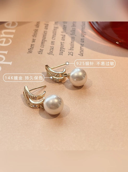 Pearl Earrings Women's Autumn and Winter Unique Earrings 2023 New Trendy Niche Design High-end Light Luxurious Temperament Earrings