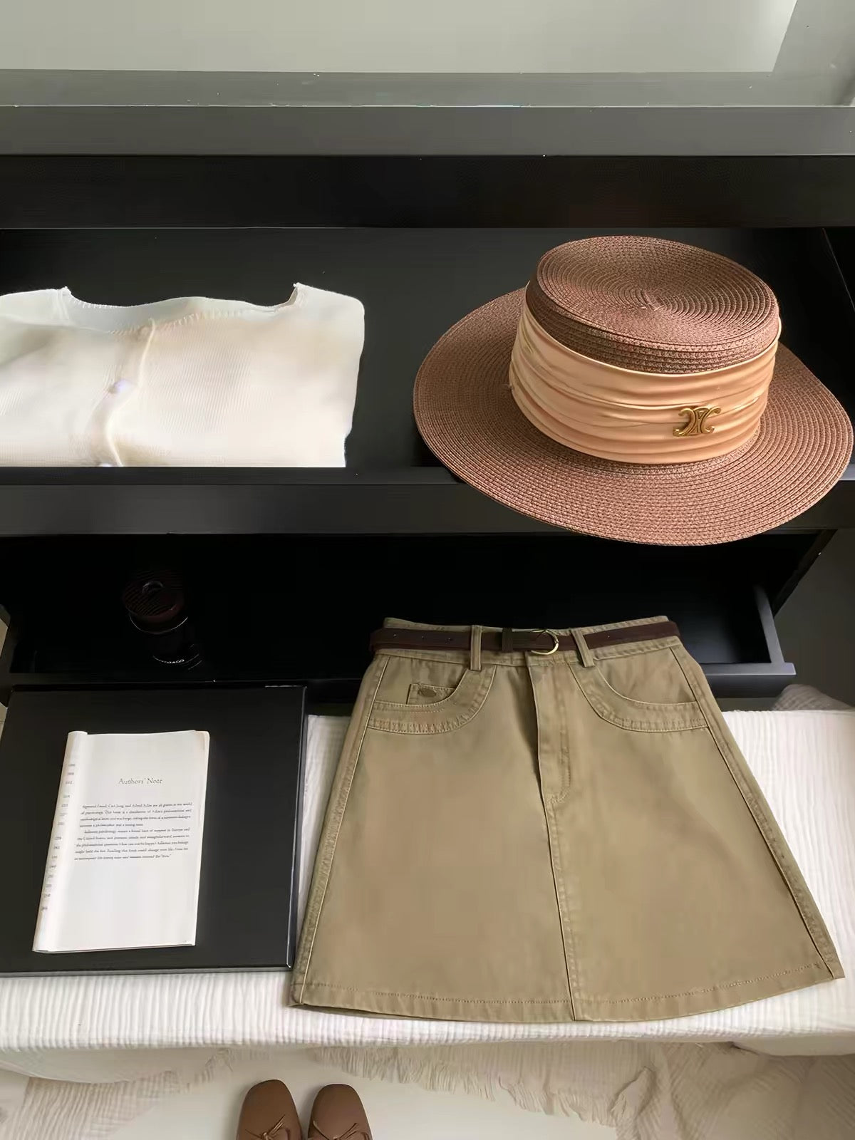 American-style vintage high-end washed denim A-line skirt in khaki; a trendy, form-fitting "hot girl" style skirt perfect for spring and summer.